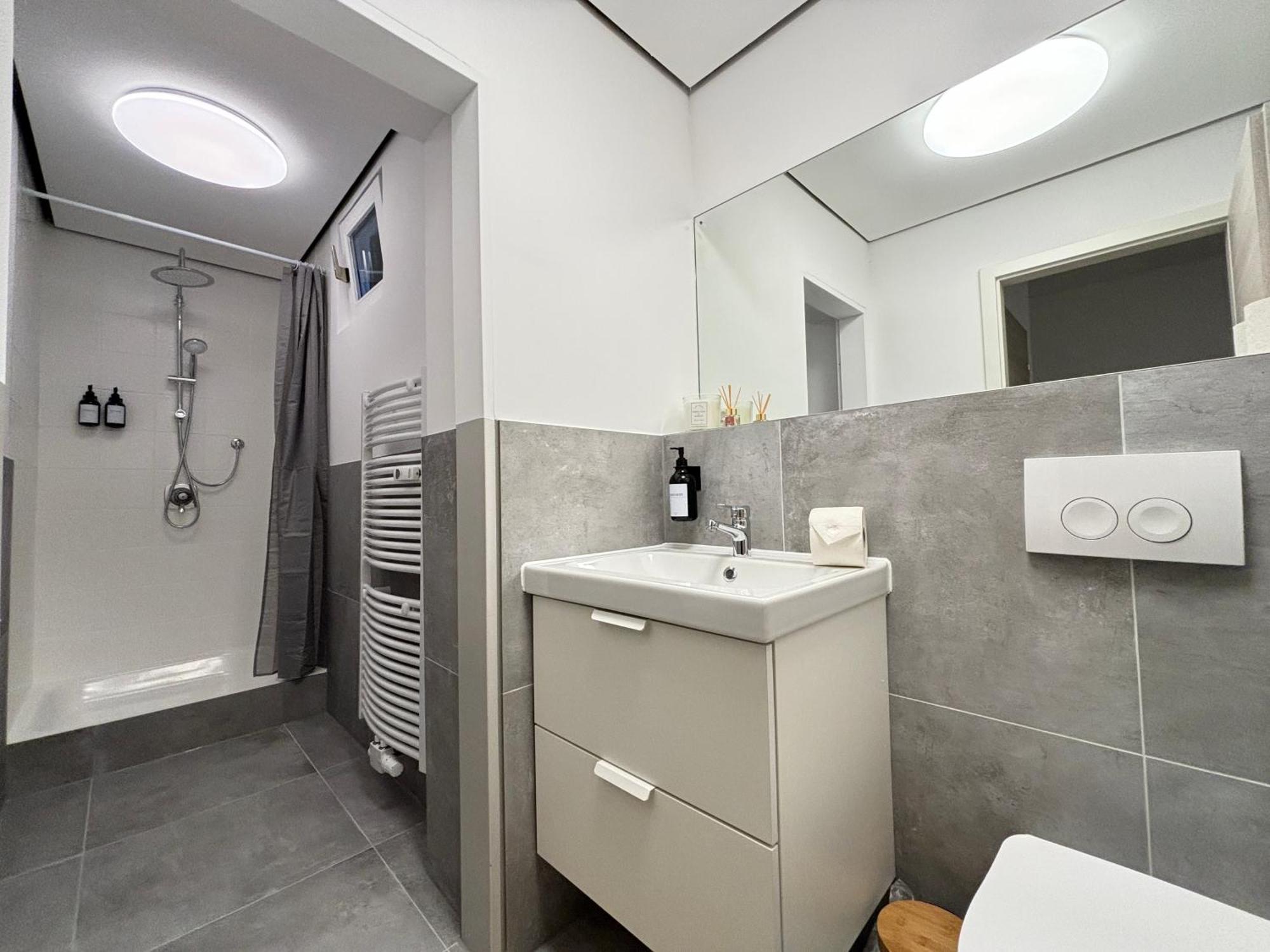 140Qm - 4 Zimmer- Parkplatz - Autobahn - Blauer See - Mallibase Apartments Garbsen Exterior foto